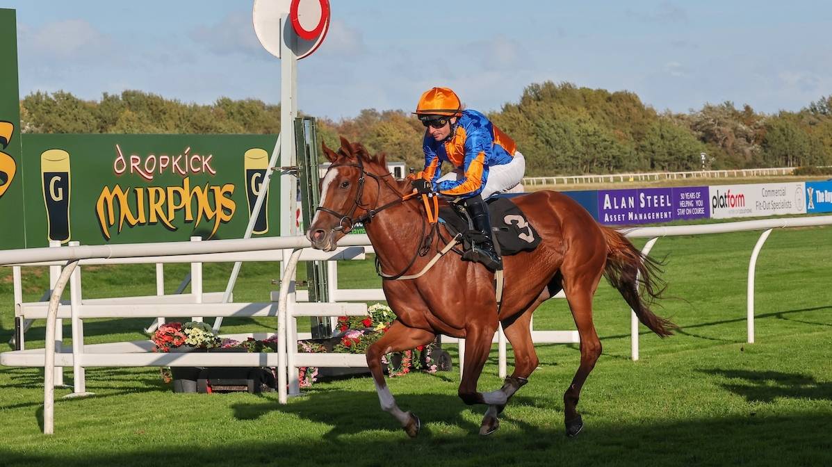 LAIRY MARY over comes an awkward start to win at Musselburgh