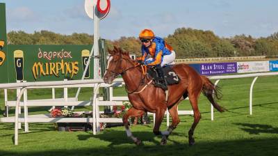 LAIRY MARY over comes an awkward start to win at Musselburgh