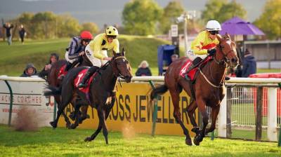 SWEET KISS weaves through the pack to win at Redcar