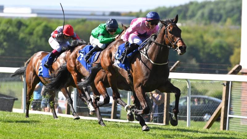 LEADENHALL comes from last to first to win at Pontefract