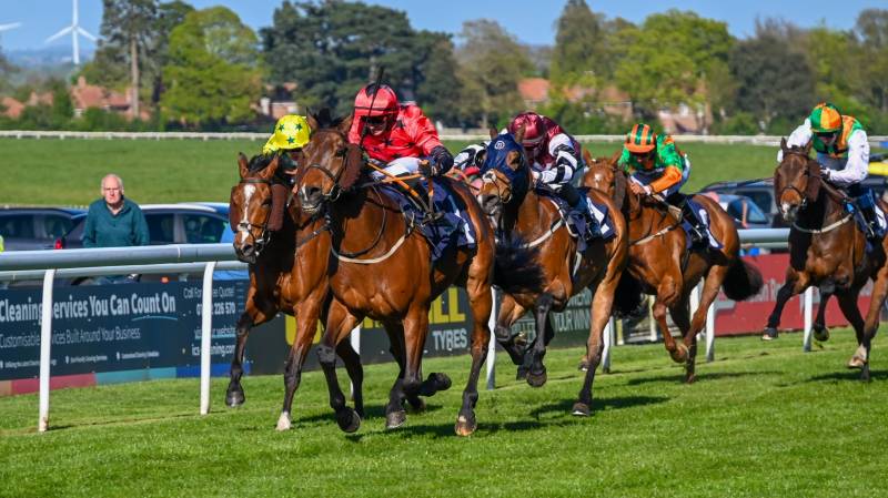SUNNY ORANGE just loves Beverley and completes his 4th course success