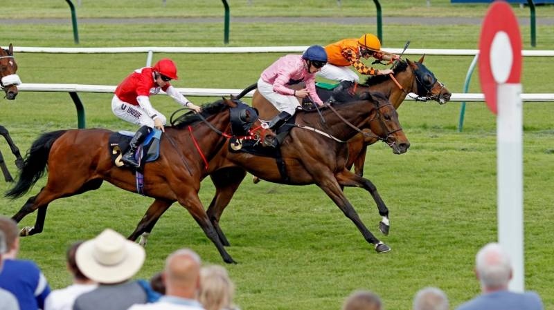 LEADENHALL gets up on the line to win at Nottingham