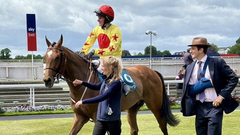 OLLY PARKER finishes 2nd on Kitsune Power at York