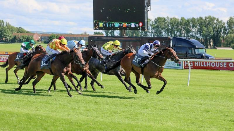 ARGENTINE TANGO wins the LISTED Fillies Stakes at Ayr
