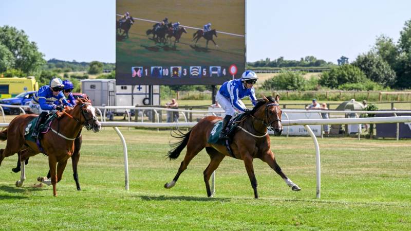 BEYOND THE BAR makes all to win at Catterick