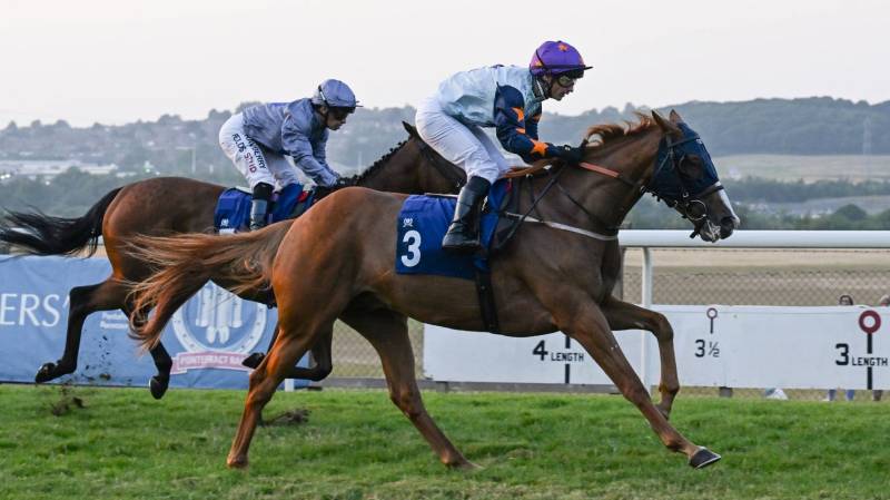 MOUNT KING surges down the outside to win at Pontefract